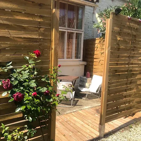 Maison Charmante à Saint-germain-de-lusignan, Parking Privé