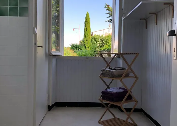 Maison Charmante A Saint-germain-de-lusignan, Parking Prive Holiday home