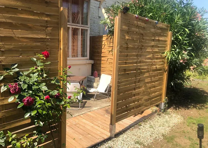 Maison Charmante A Saint-germain-de-lusignan, Parking Prive Holiday home *