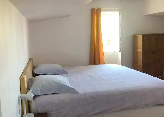 Maison Charmante A Saint-germain-de-lusignan, Parking Prive Holiday home *